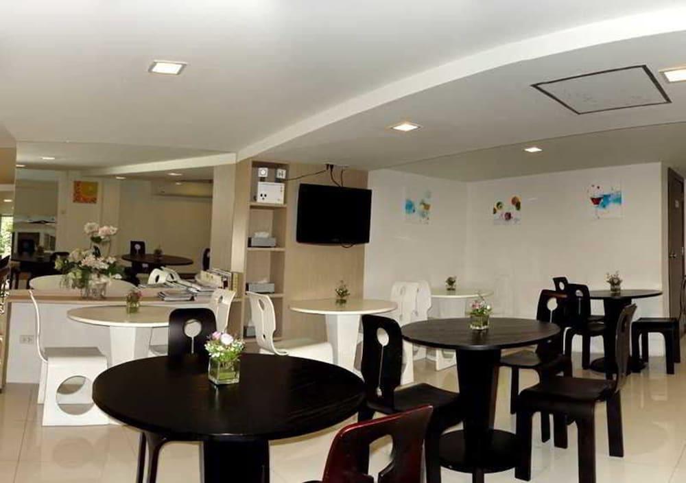 Nantra Silom Hotell Bangkok Exteriör bild