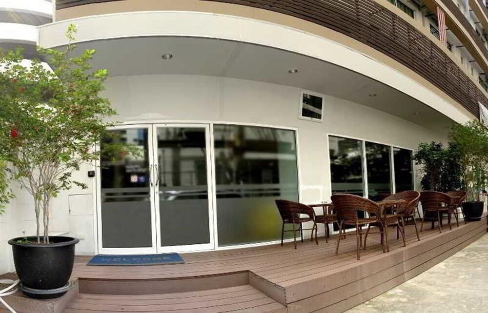 Nantra Silom Hotell Bangkok Exteriör bild