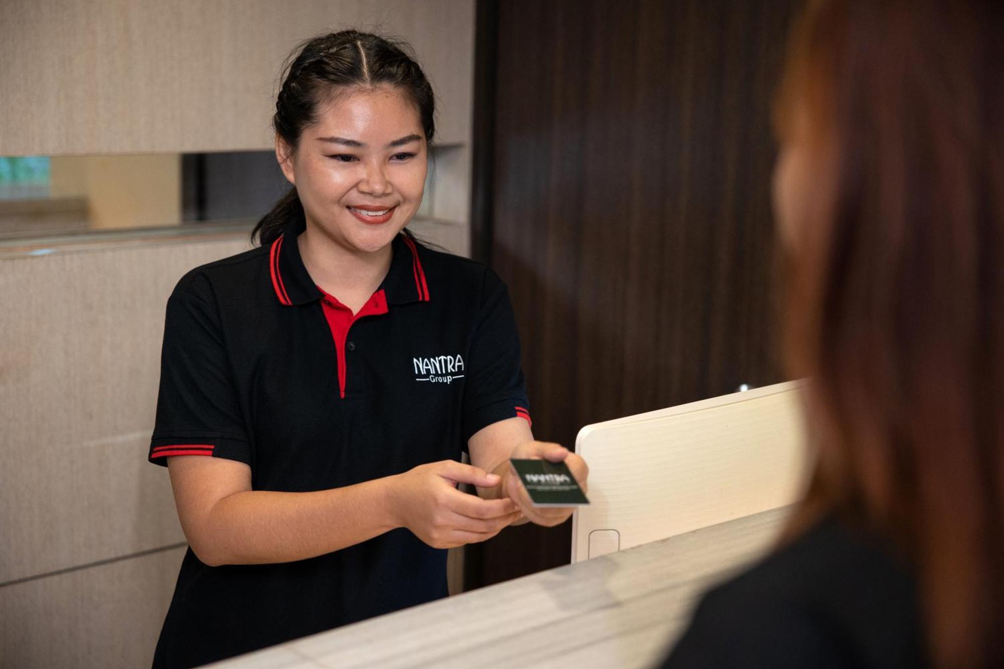 Nantra Silom Hotell Bangkok Exteriör bild