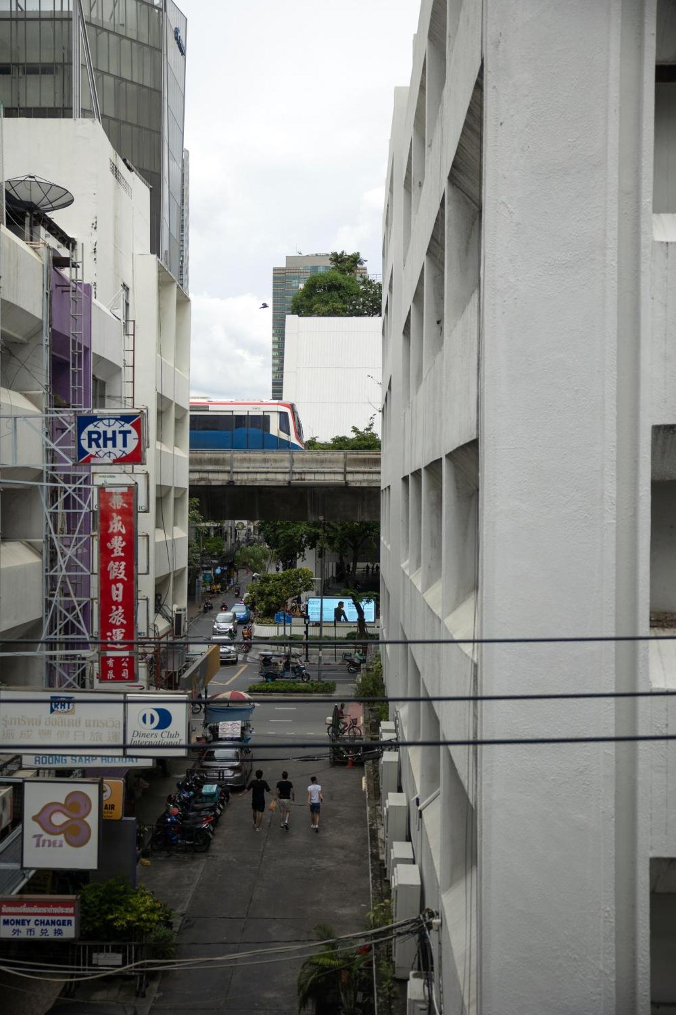 Nantra Silom Hotell Bangkok Exteriör bild