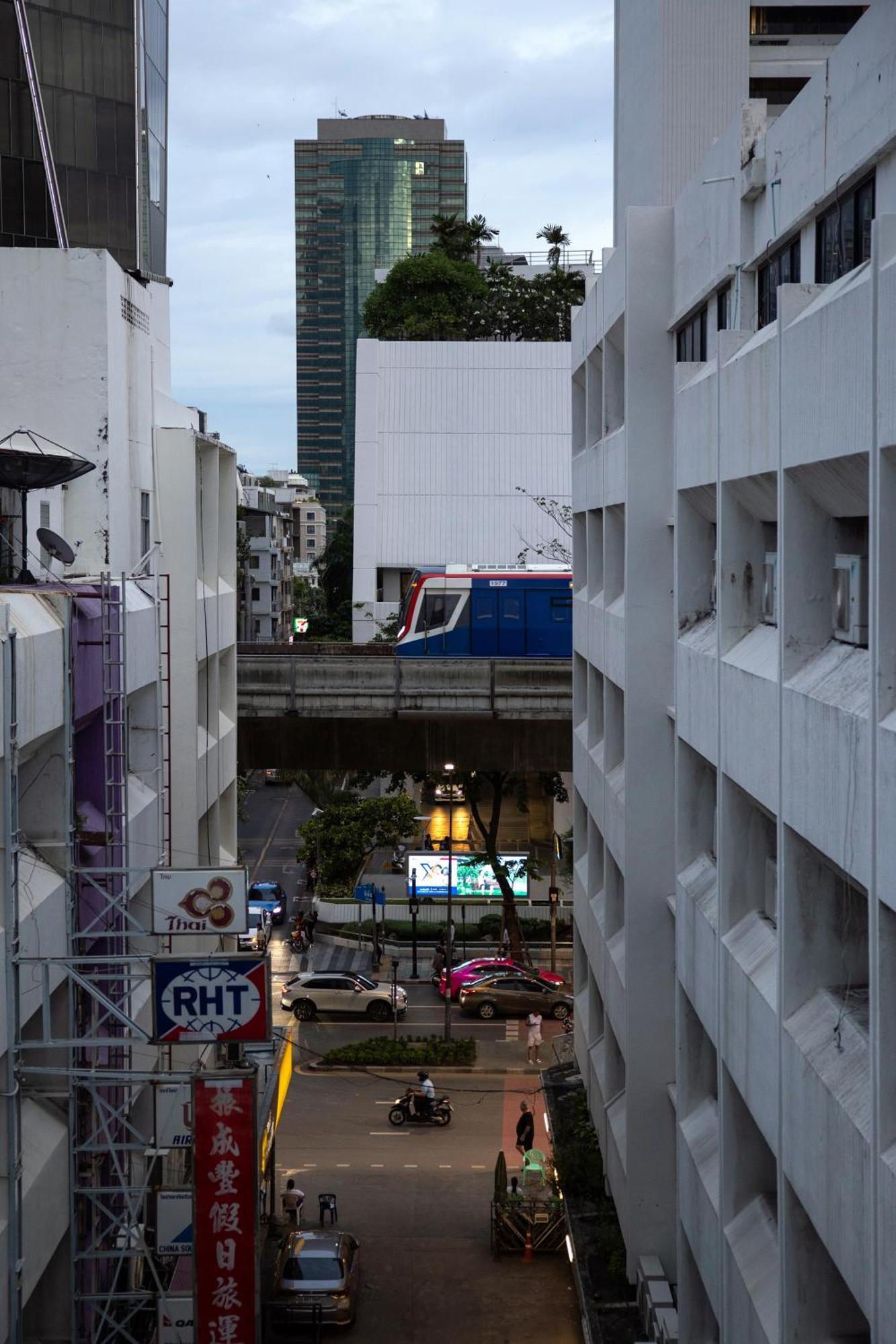 Nantra Silom Hotell Bangkok Exteriör bild