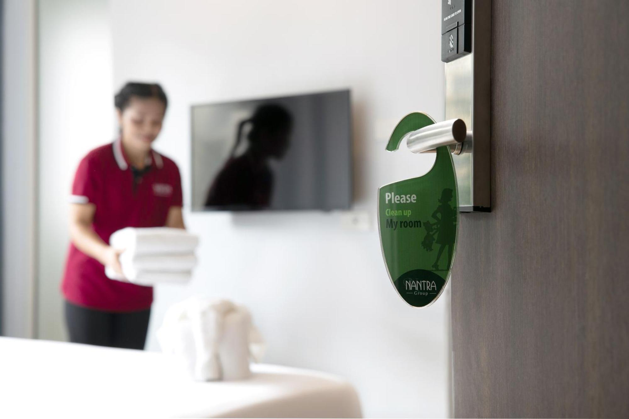 Nantra Silom Hotell Bangkok Exteriör bild