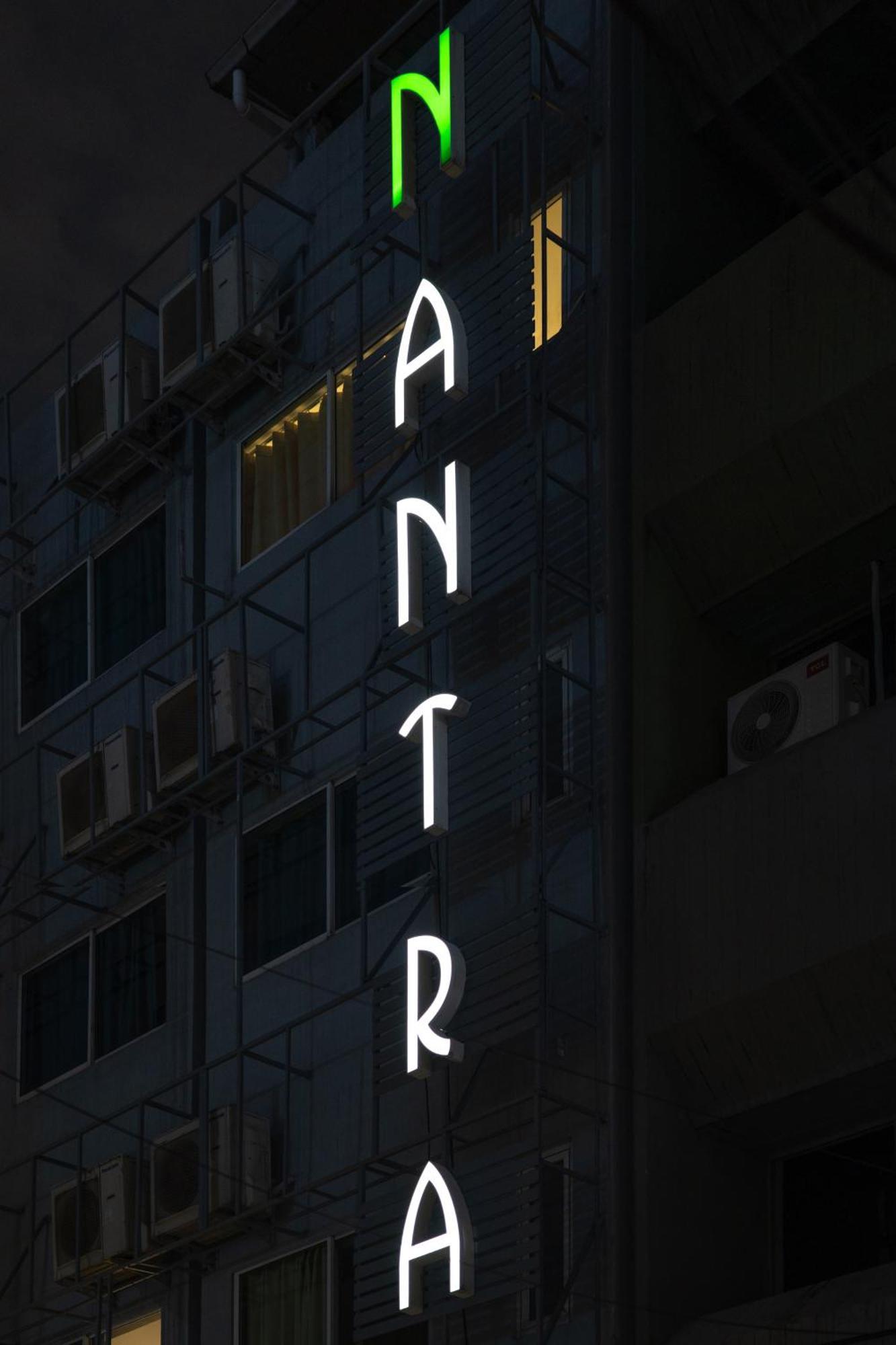 Nantra Silom Hotell Bangkok Exteriör bild