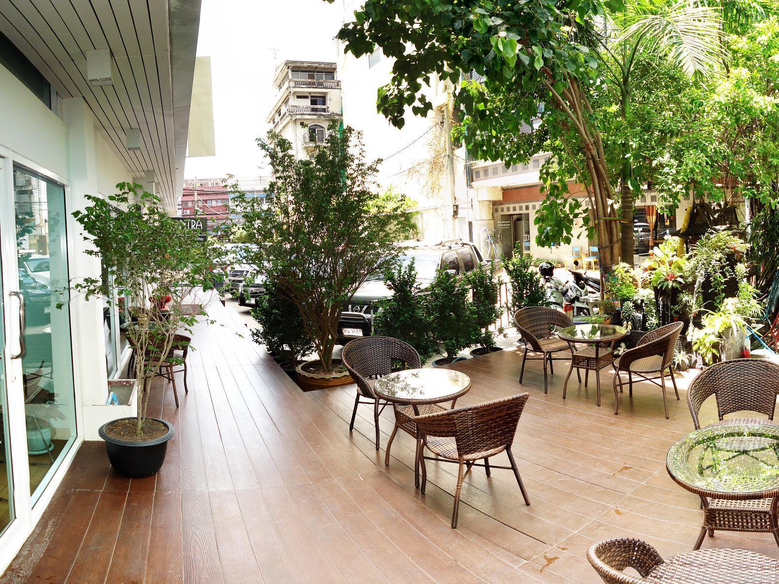 Nantra Silom Hotell Bangkok Exteriör bild