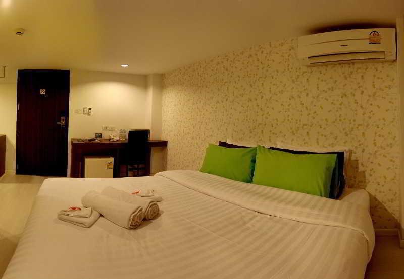 Nantra Silom Hotell Bangkok Exteriör bild