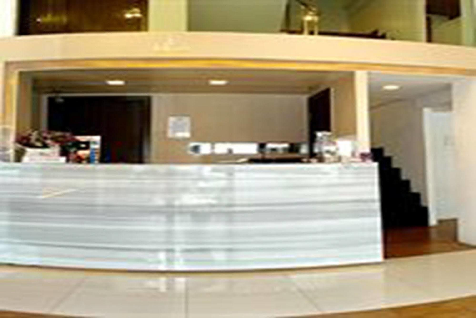 Nantra Silom Hotell Bangkok Exteriör bild