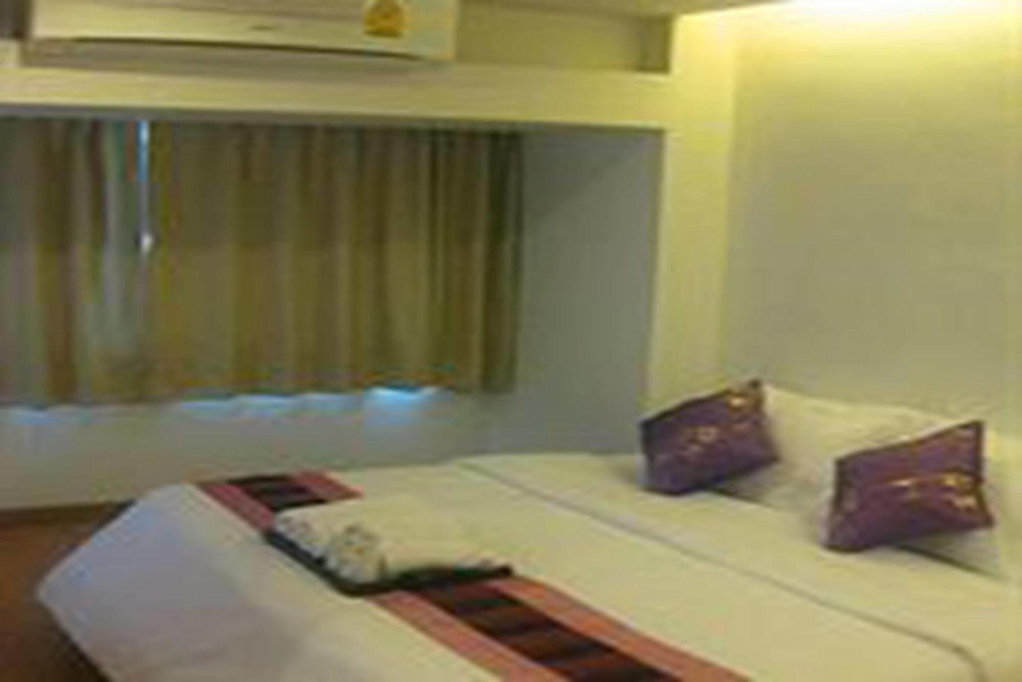 Nantra Silom Hotell Bangkok Exteriör bild