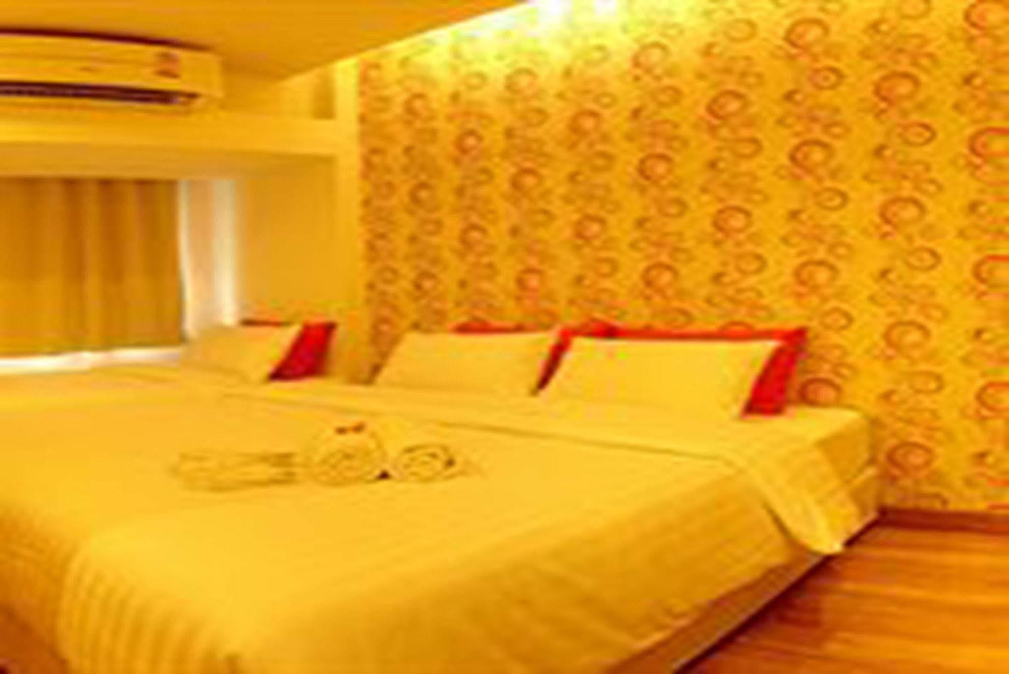 Nantra Silom Hotell Bangkok Exteriör bild