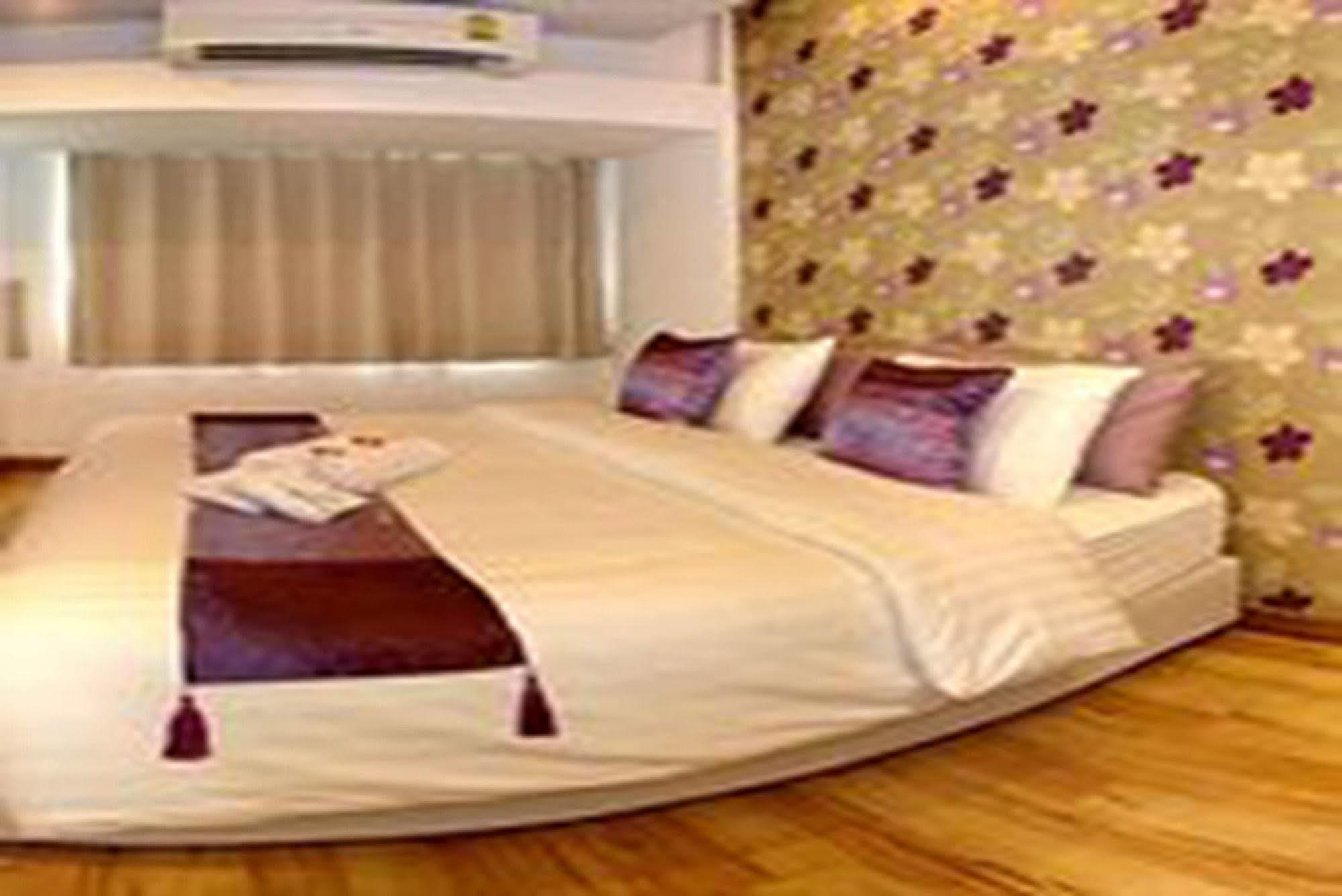 Nantra Silom Hotell Bangkok Exteriör bild