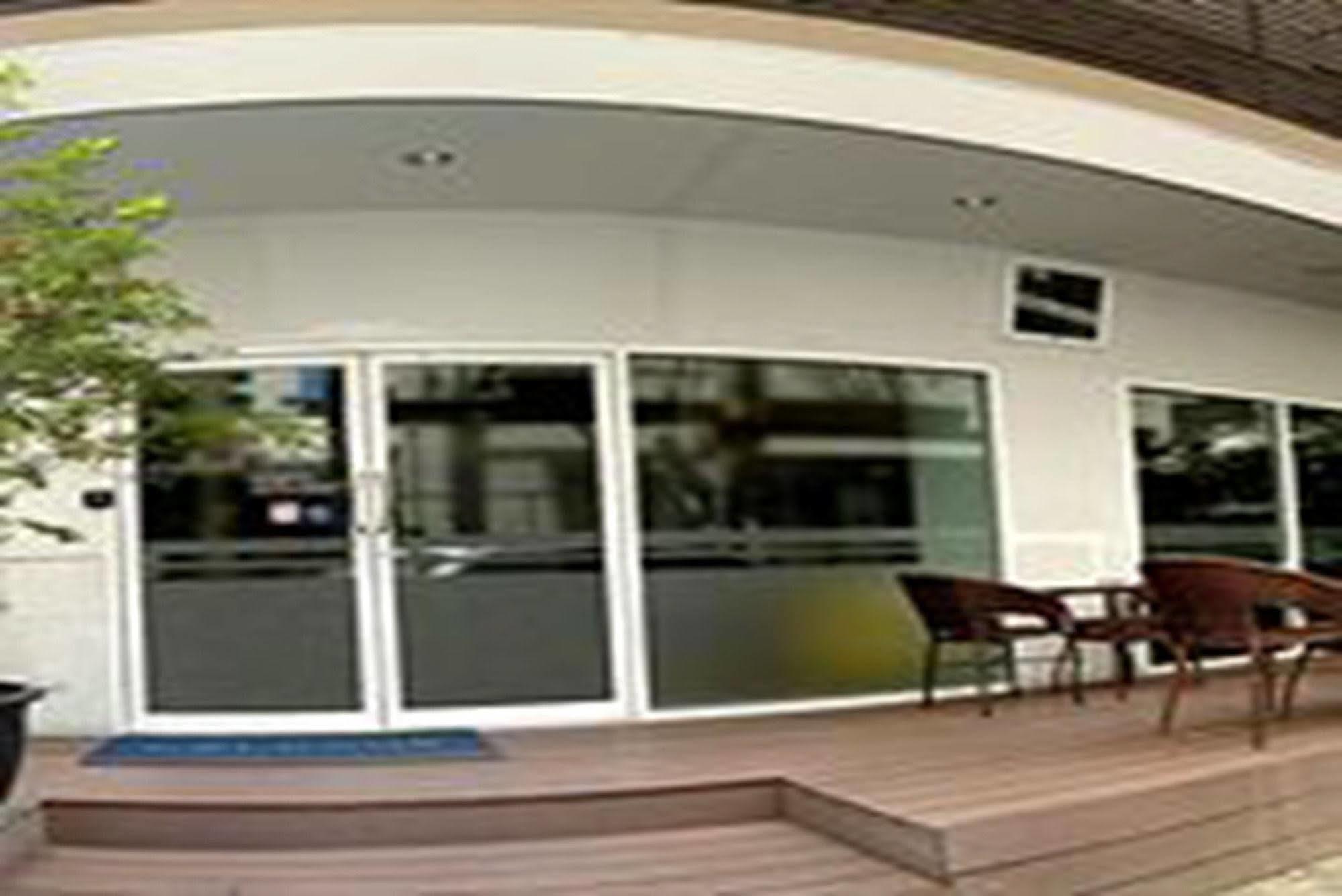Nantra Silom Hotell Bangkok Exteriör bild