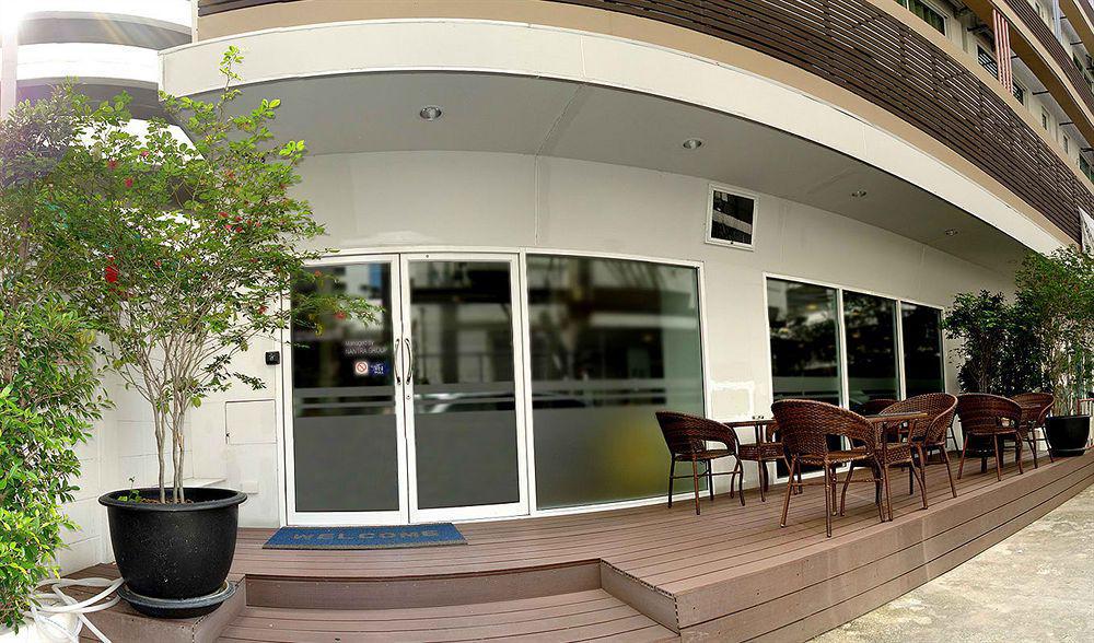 Nantra Silom Hotell Bangkok Exteriör bild